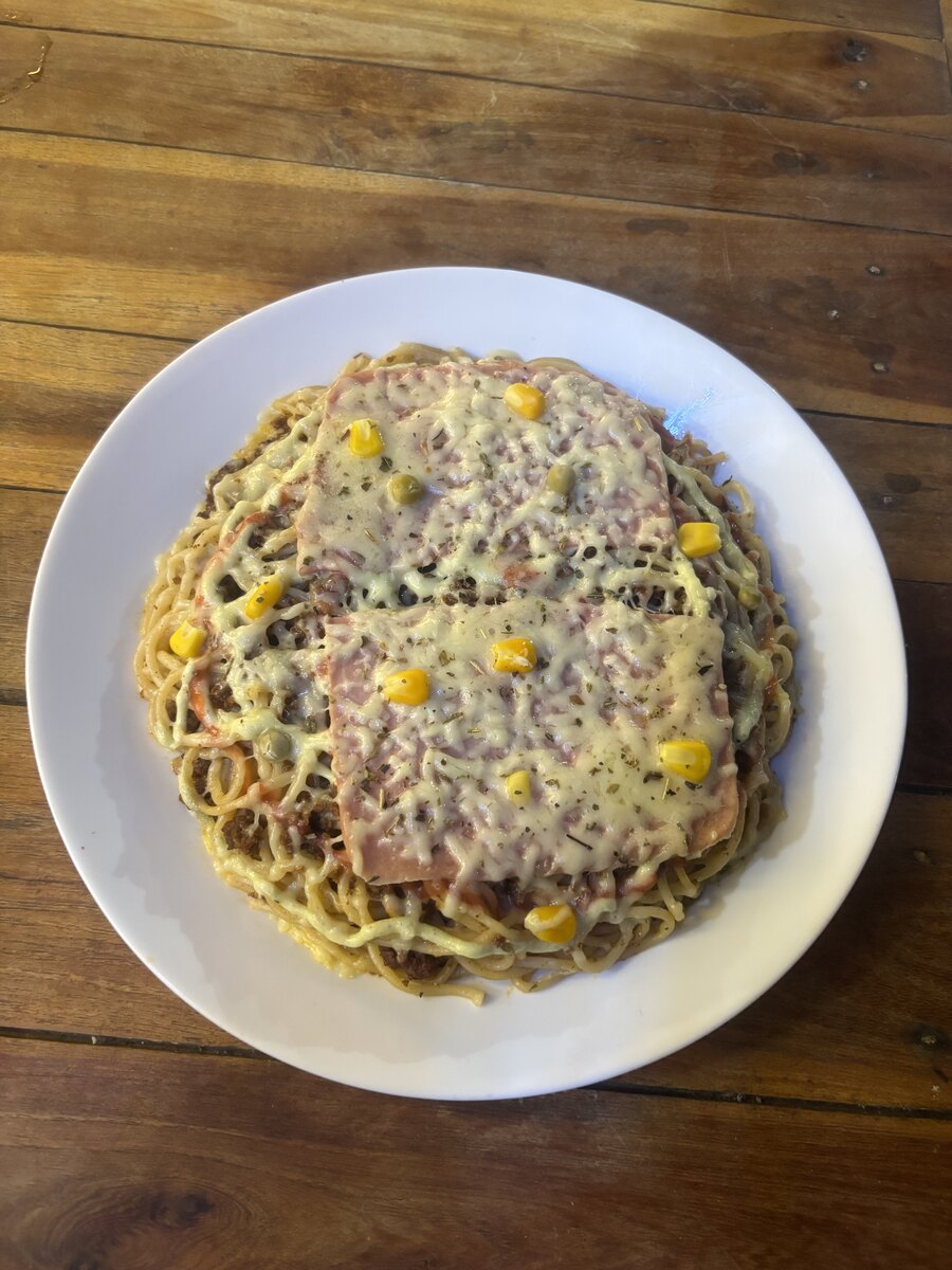 Macarronada Completa — 300g de macarrão, carne moída, salsicha, bacon, calabresa, milho, ervilha, molho da casa e queijo mussarela
